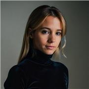 Doy clases de español a adultos y a niños de otras nacionalidades.